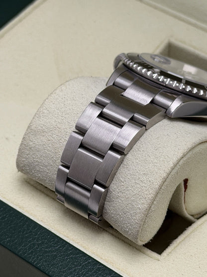 Rolex Submariner Date - 16610 - Box & Papers - 2004 - £7,750 On Collection4
