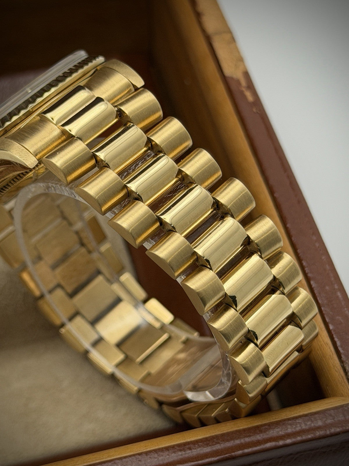 Rolex Day-Date 36 - 18238 - Factory Champagne Diamond Dial - Boxed10