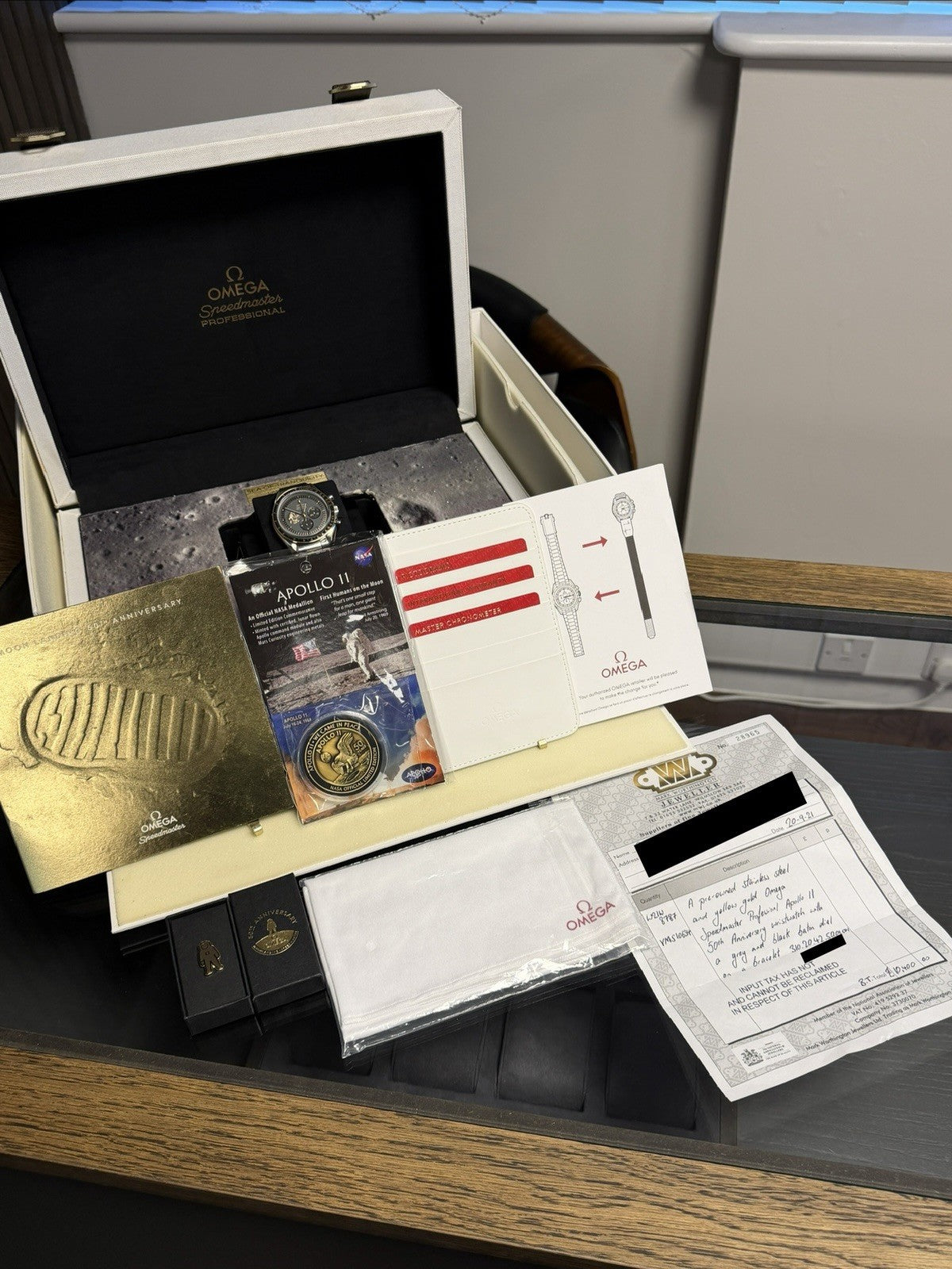 Omega Speedmaster Apollo 11 - 310.20.42.50.01.001 - 2019 Full Collectors Set8